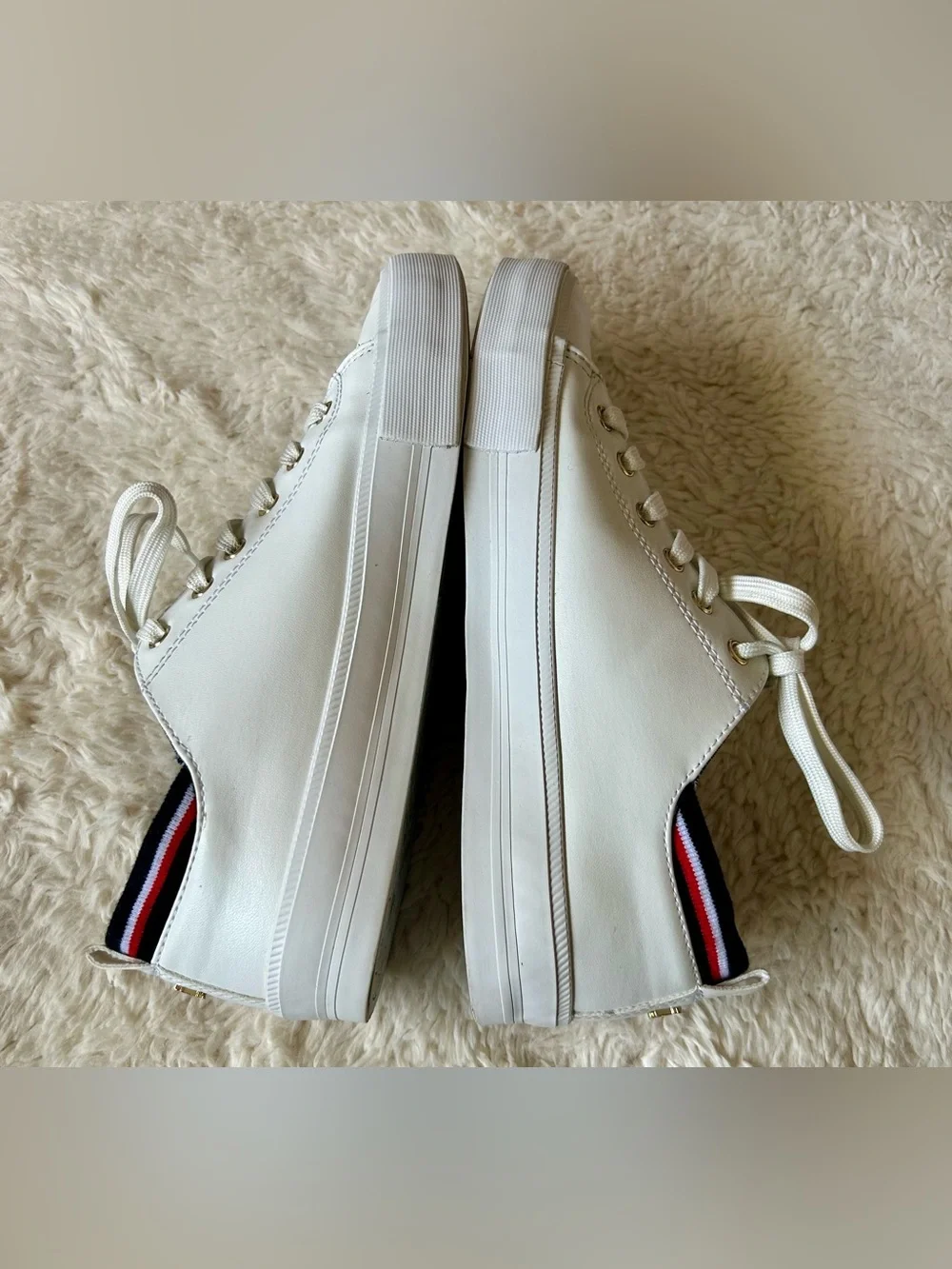 Tommy Hilfiger Two Sneaker low-top classic design Lace-up closure Size Women’s 8